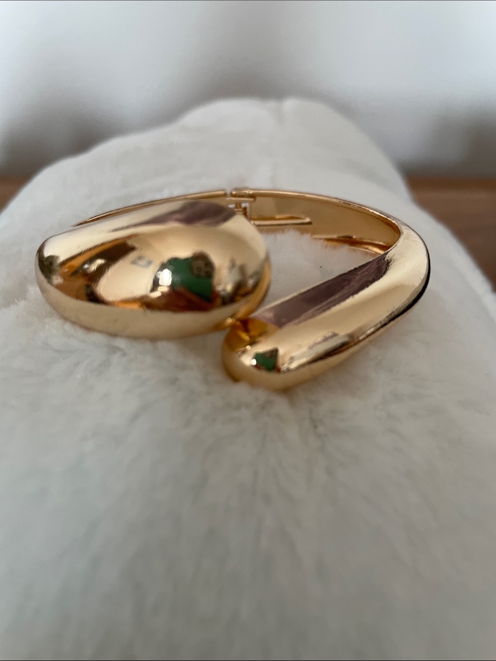 NWOT. Luxurious Gold Sculpted Bracelet - 6